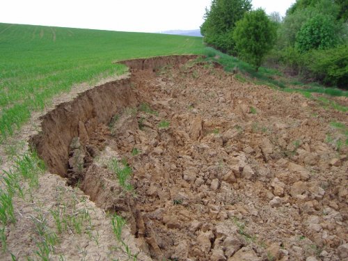 Sesuv půdy na Přecestném nad Žlebem - 7.5.2006